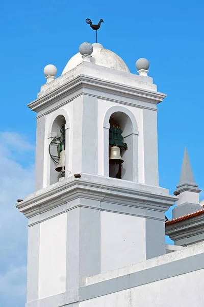 Kirkon torni Aljezurissa Portugali — kuvapankkivalokuva