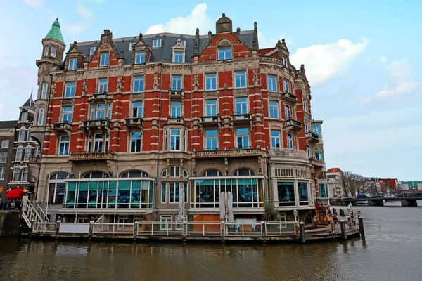 Medeltida byggnad längs floden Amstel i Amsterdam Holland — Stockfoto