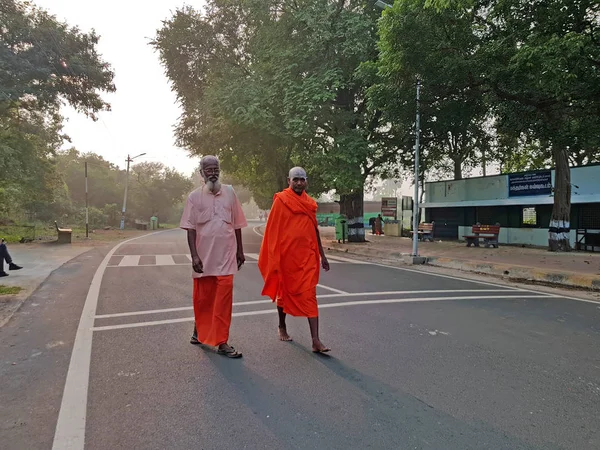 Tiruvanamalai、インド-2019 年 12 月 11 日: 歩くプラダクシナーをやって、 — ストック写真