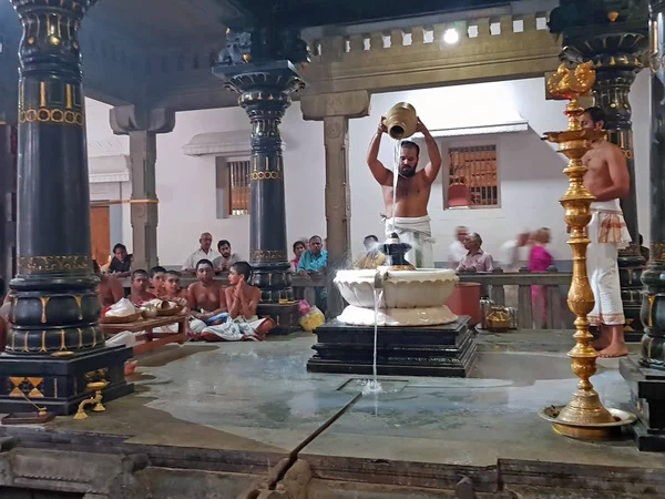 Tiruvanamalai, India - 8 de diciembre de 2019: El sacerdote está haciendo pooja i — Foto de Stock
