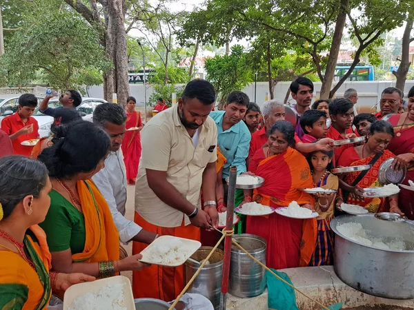 Tiruvanamalai、インド-2019 年 12 月 10 日: Sadhus 食べ物を得ること — ストック写真