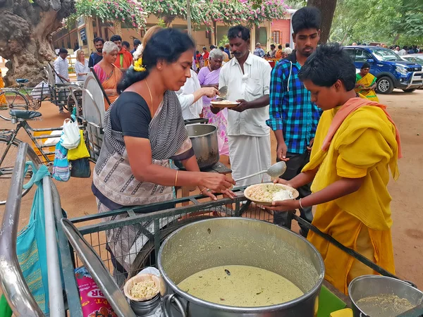 Tiruvanamalai, Inde - 9 décembre 2019 : Mendiants et Sadhus gett — Photo