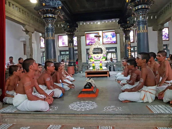 Tiruvanamalai、インド-2019 年 12 月 8 日: 若い僧侶が唄えば — ストック写真