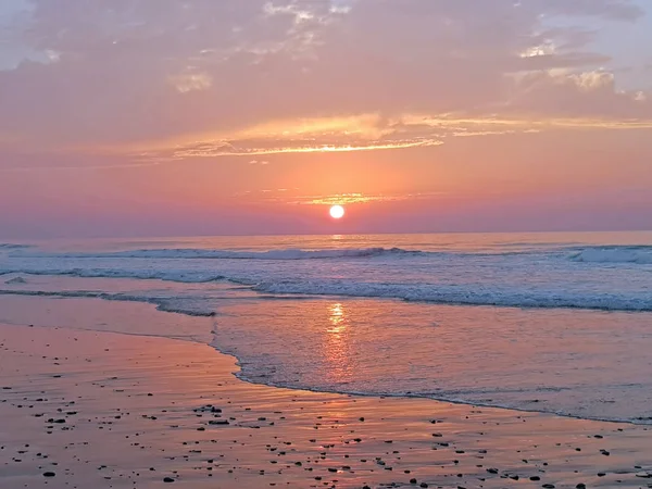 Coucher de soleil sur la plage de Vale Figueiras au Portugal — Photo