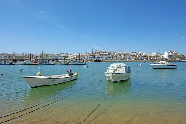 Vue sur le port et la ville Lagos au Portugal — Photo