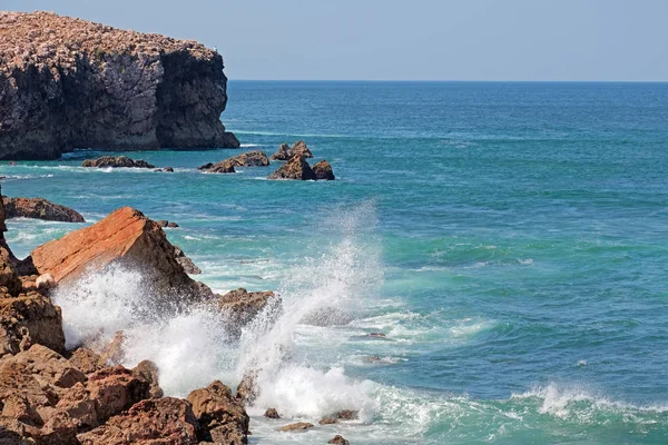 Oceano selvagem na praia da Carapateira no Algarve Portugal — Fotografia de Stock