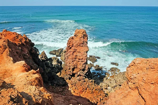 D'énormes rochers à la plage de Carapateira au Portugal — Photo