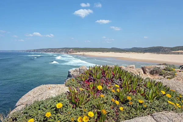 Vista para a praia da Carapateira, na costa oeste de Portugal — Fotografia de Stock