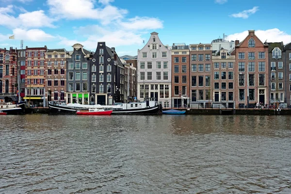 Case medievali lungo il fiume Amstel ad Amsterdam Paesi Bassi — Foto Stock