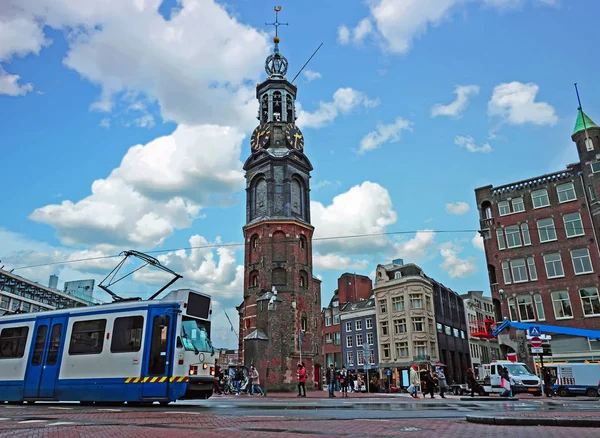 Cidade cênica de Amsterdã, na Holanda, com o Munt towe — Fotografia de Stock