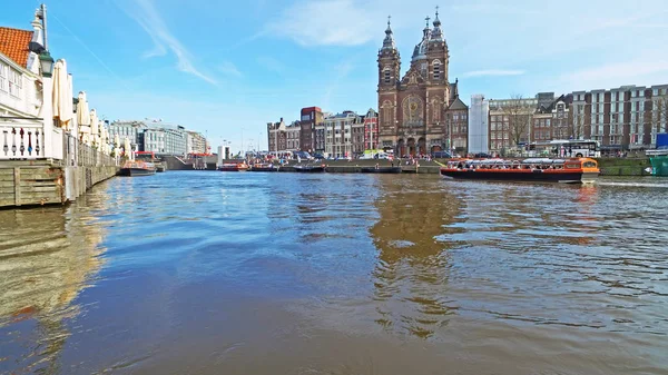 Nethe Nicolaas kilisede ile Amsterdam şehir görüntüleyin — Stok fotoğraf