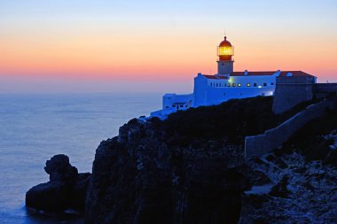 Deniz feneri Cabo Vicente Sagres Portekiz gece