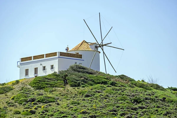 Molino de viento tradicional en el campo de Portugal —  Fotos de Stock