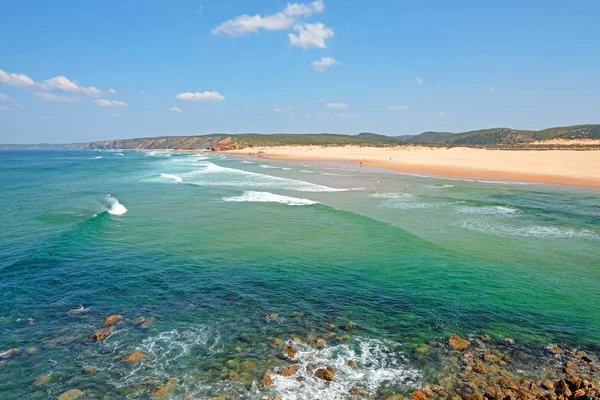 Vista para a praia da Carapateira, na costa oeste de Portugal — Fotografia de Stock