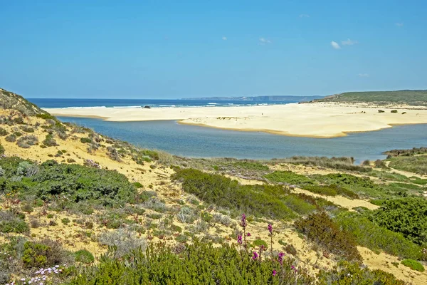Kijk op Carapateira beach aan de westkust in Portugal — Stockfoto
