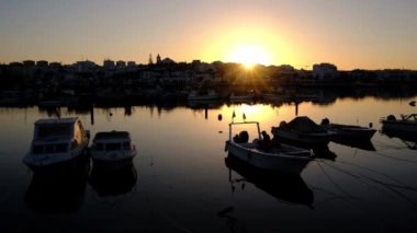 Lagos Algarve Portekiz üzerinden günbatımında liman