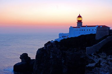 Deniz feneri Cabo Vicente Sagres Portekiz gece
