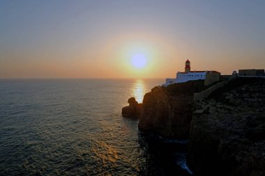 Deniz feneri Cabo Vicente Sagres Portekiz gün batımında