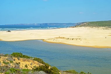 Portekiz westcoast kumsalda Carapateira görüntüleyin
