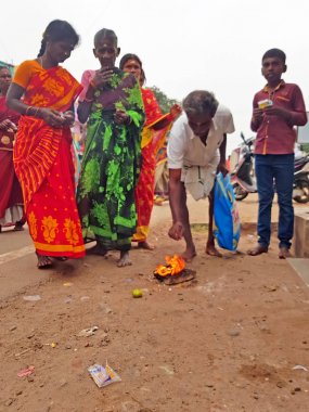 Tiruvanamalai, Hindistan - 16 Aralık 2019: Vi'de puja yapanlar