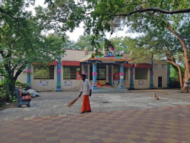 Tiruvanamalai, Hindistan - 11 Aralık 2019: Sadhu önünde temizlik