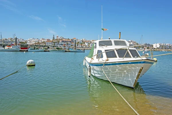 Вид на гавань и город Лагуш в Португалии — стоковое фото