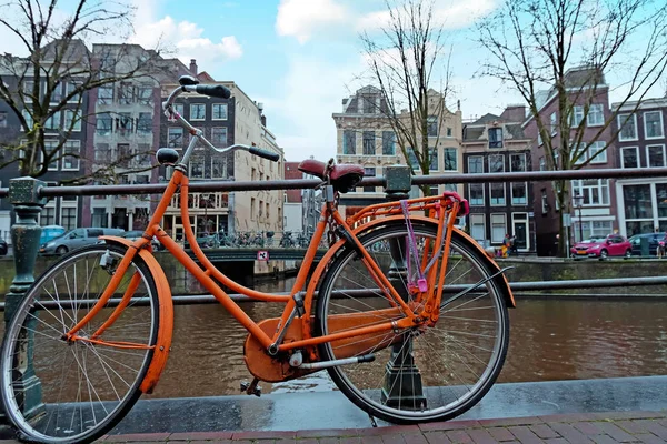 Ciudad escénica de Amsterdam en los Países Bajos al atardecer — Foto de Stock