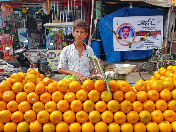 Tiruvanamalai, India - 29 december 2019: Young street seller sel — Stock Photo, Image