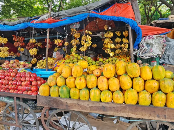 Tiruvanamalai, Índia - 19 de dezembro de 2019: vendedor de frutas no str — Fotografia de Stock