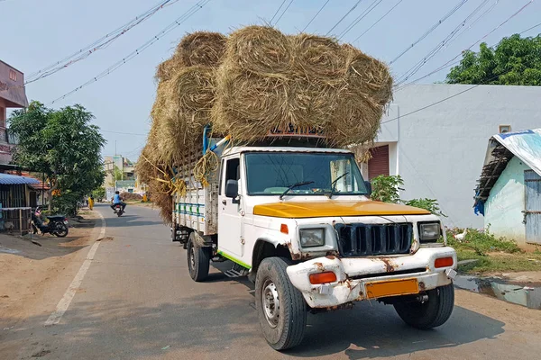 Camión lleno de fardos de heno en las calles de Tiruvanamalai India — Foto de Stock