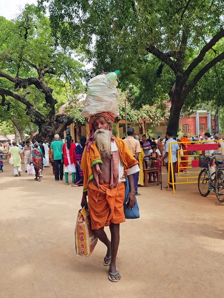 Tiruvanamalai, Indie-15. prosince 2019: Sadhu v Ramanově popelu — Stock fotografie