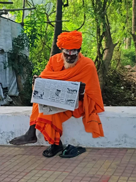Tiruvanamalai, Indie-11. prosinec 2019: Sadhu čte novinovou pásku — Stock fotografie