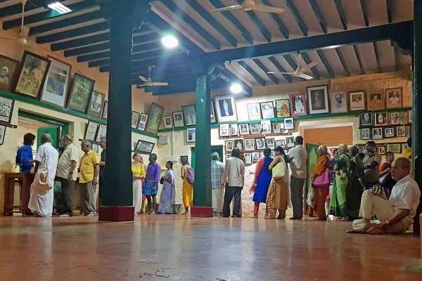 Tiruvanamalai, Indie-8 grudzień 2019: ludzie idą na obiad — Zdjęcie stockowe
