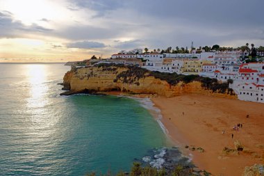 Gün batımında Algarve Portekiz köy Carvoeiro