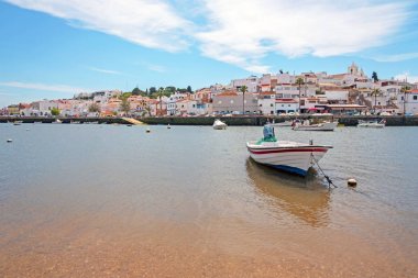 Algarve Portuga'daki geleneksel Ferragudo köyünün manzarası