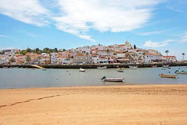 Algarve Portuga'daki geleneksel Ferragudo köyünün manzarası