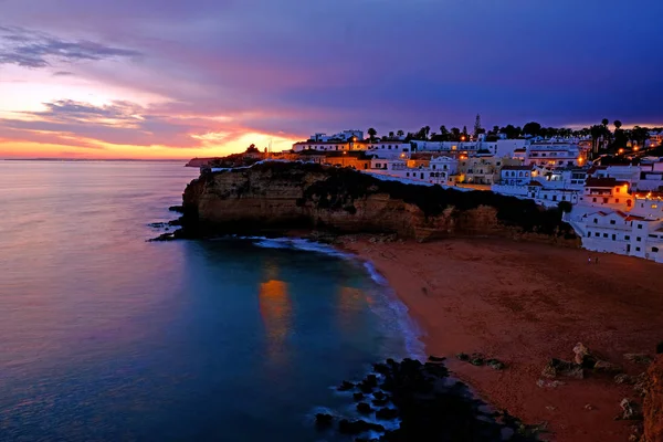 El pueblo de Carvoeiro en el Algarve Portugal al atardecer — Foto de Stock