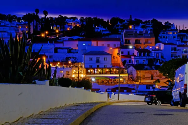 El pueblo de Carvoeiro en el Algarve Portugal por la noche — Foto de Stock