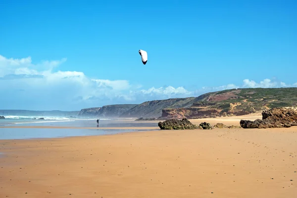 Kitesurfen op het strand van Carapateira in Portugal — Stockfoto