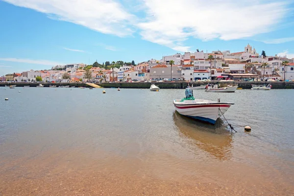 Algarve Portuga'daki geleneksel Ferragudo köyünün manzarası