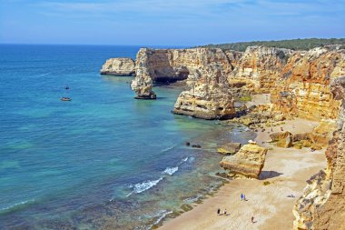 Algarve Portekiz Praia da Marinha doğal kayalar