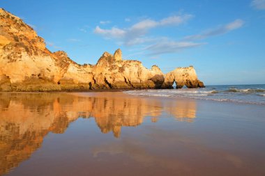 Alvor Algarve Portekiz Praia Tres Irmaos doğal kayalar