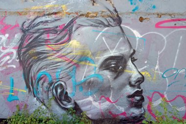 Bir duvara graffitti