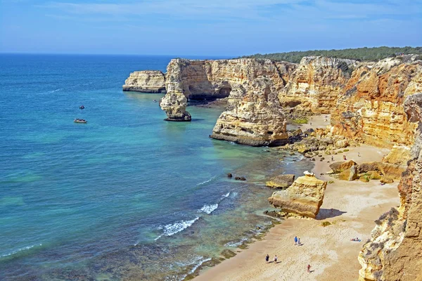 Naturalne skały w Praia da Marinha w Algarve Portugalia — Zdjęcie stockowe