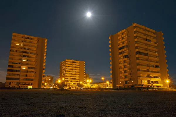 Nowoczesne budynki nocą w Alvor Portugalia — Zdjęcie stockowe