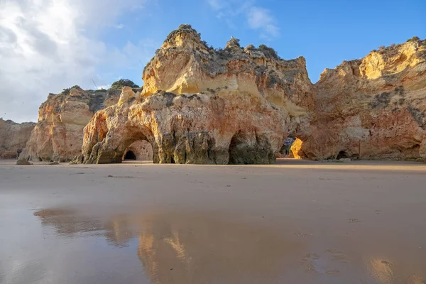 Naturalne skały w Praia Tres Irmaos w Alvor Algarve Portugalia — Zdjęcie stockowe