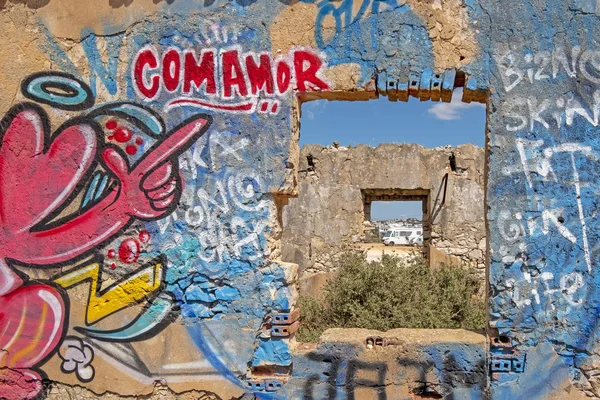 Grafitti colorido sobre uma velha ruína em Portugal — Fotografia de Stock