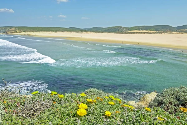 Zicht op Carapateira strand in de Algarve Portugal — Stockfoto