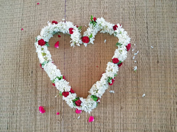 Srdce z květů květu — Stock fotografie