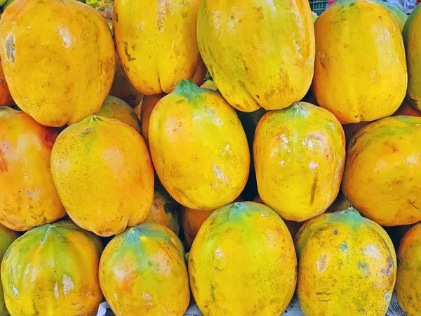 Fresh papayas for sale in India — Stock Photo, Image